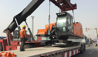 The above photos show the transload work of the large machine which we shipped from Kobe in order to reload on the truck bound for Mongolia.